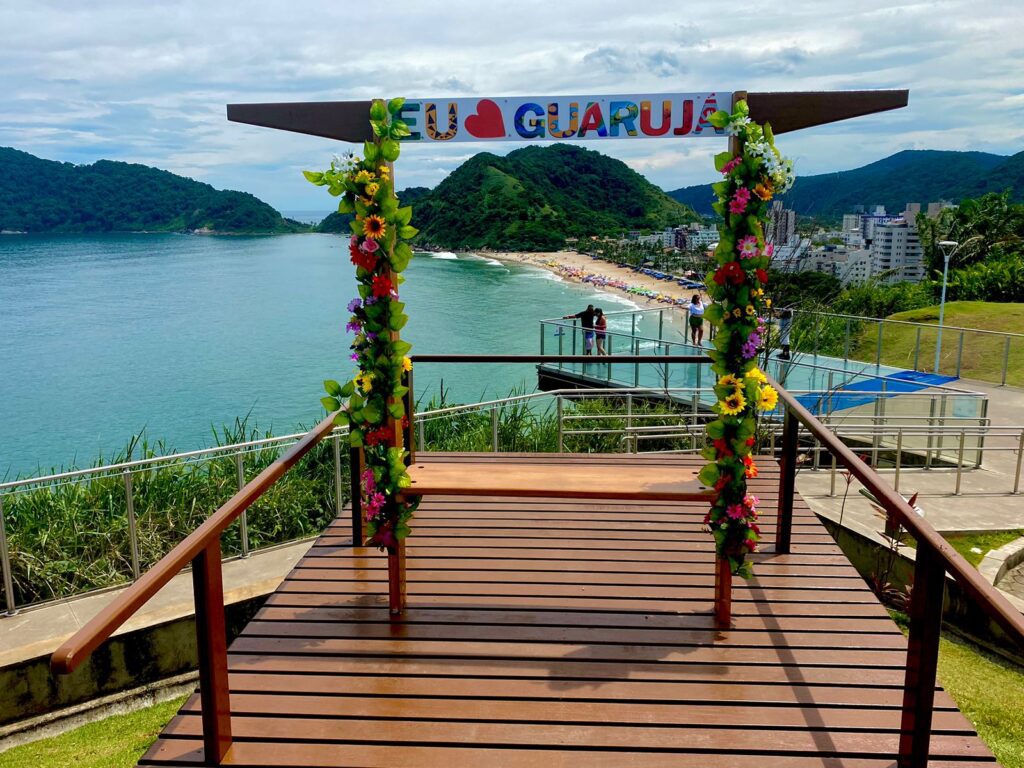 Mirante das Galhetas com uma vista incrível da Praia do Tombo em Guarujá