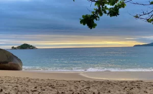 Praia Branca é um refugio natural em Guarujá