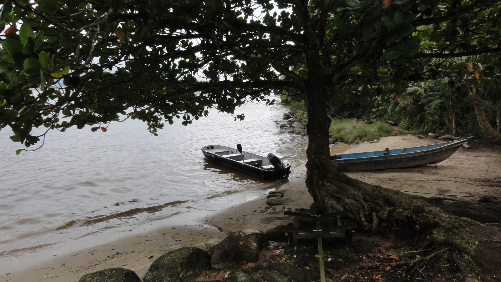 praia da armação das baleias guarujá, pesca de baleias no brasil colonial, ruínas históricas no guarujá, forte de são felipe e são luiz guarujá, ermida de santo antônio do guaibê, praias voltadas para o canal de bertioga, pesca com molinete guarujá, turismo histórico litoral paulista, praias sem ondas em sp, praia secreta no guarujá, como chegar praia armação das baleias, história do guarujá, praias tranquilas no litoral sul, trilha rabo do dragão, canal guarujá bertioga