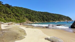 Praia do Saco do Major no Guarujá: um paraíso escondido com águas calmas e natureza preservada