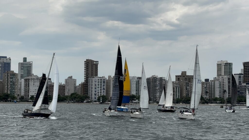 Regata Volta da Laje de Santos movimenta o mar de Guarujá e atrai amantes da vela no último sábado (17)