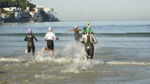 18º Sprint Triathlon Santa Cecília TV agita a orla da Enseada com desafio de resistência e superação em Guarujá