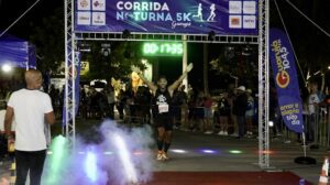 Sucesso Noturno em Guarujá: Mais de 2.600 Atletas Celebram Aniversário da Cidade em Corrida Memorável