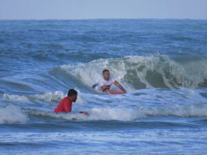 Festival Guarujaense de Bodyboarding reúne atletas e público na Praia do Tombo em edição histórica