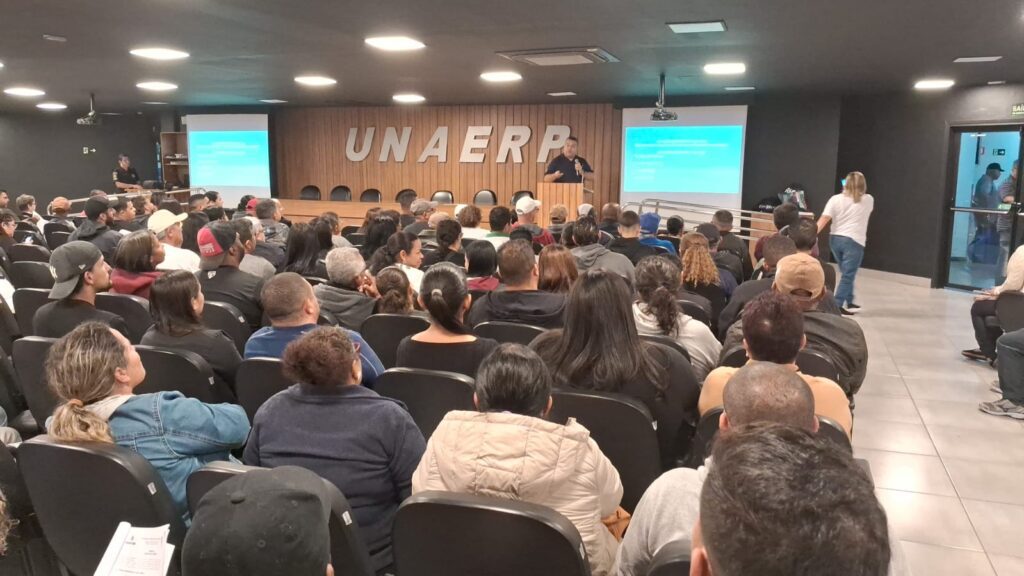 Guarujá forma mais de 320 ambulantes em última turma do programa Ambulante Legal e chega a 1.030 profissionais capacitados