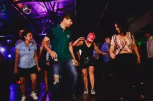 No Ritmo do Flashback agita Guarujá com dança, música e solidariedade